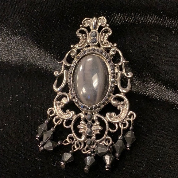 Jewelry - Unique detailed brooch